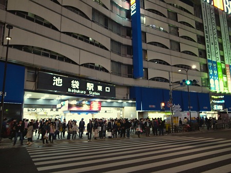 JR池袋駅-東口出口の交差点で青信号を待つ方々@池袋