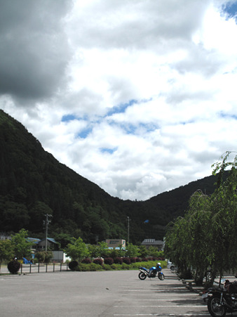 IMG_4622 道の駅遠山郷 先行きに雲