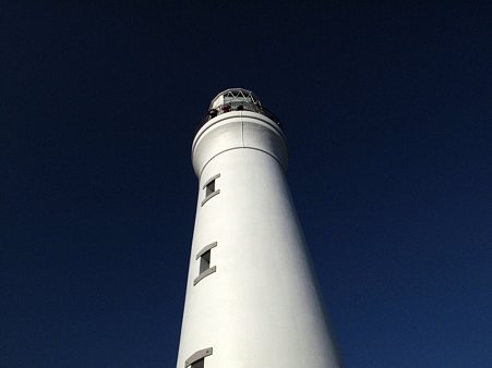 青い空と灯台
