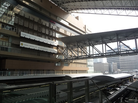 110416-17 大阪駅 (8)