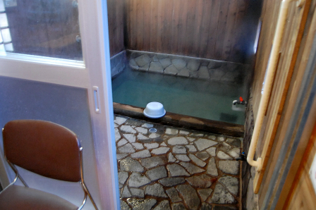 浴室ドアを開ける