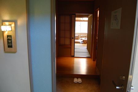 客室(梅雨緑)のドアを開ける