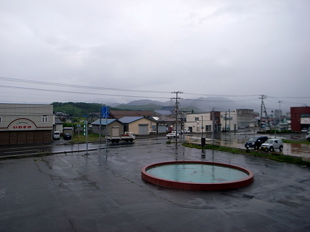 朝の噴水_雨