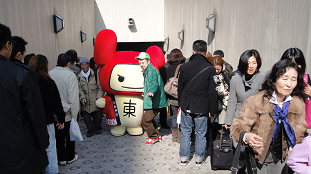 台東くん 雷門前 駐車場通路をえっちらおっちら 2011.2.27 東京マラソン