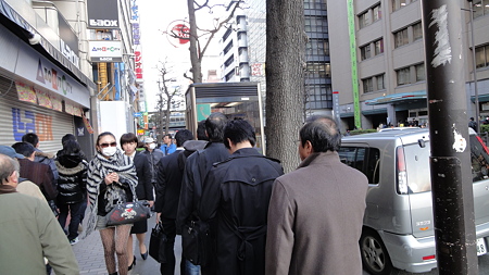 秋葉原 携帯がつながらず、公衆電話に並ぶ人々