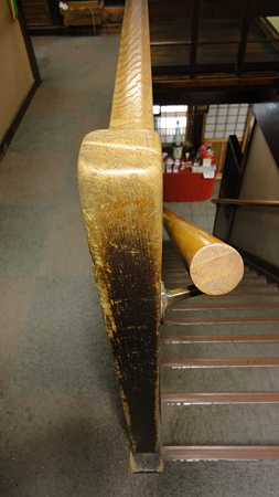 階段の手すりがすり減るほどに使い込まれている。駒形どぜう